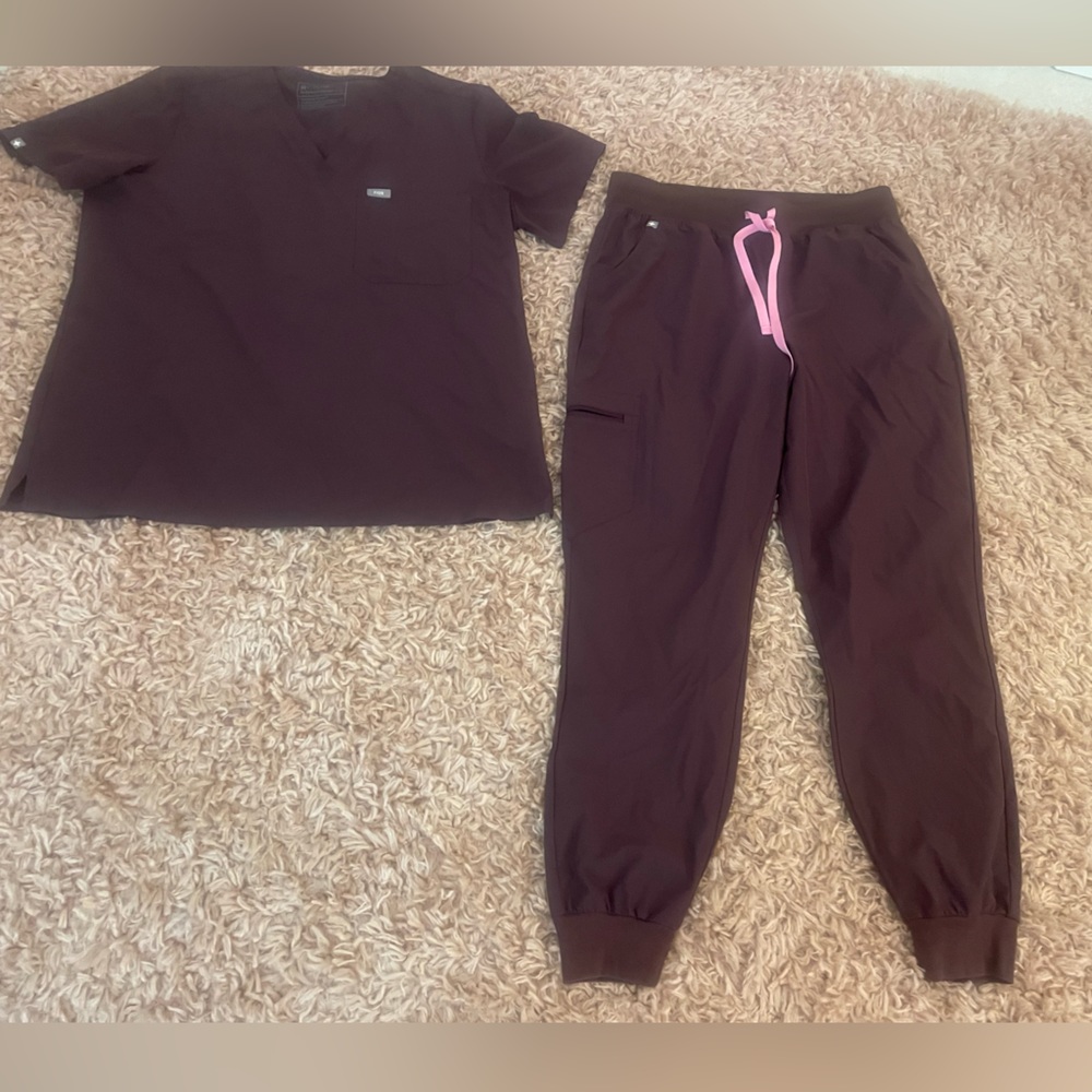 Women’s FIGS Scrub Set Top XL , Pants L . TECHNICAL FABRIC . Plum purple